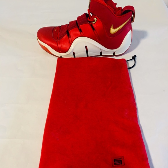 Athletic_Shoes